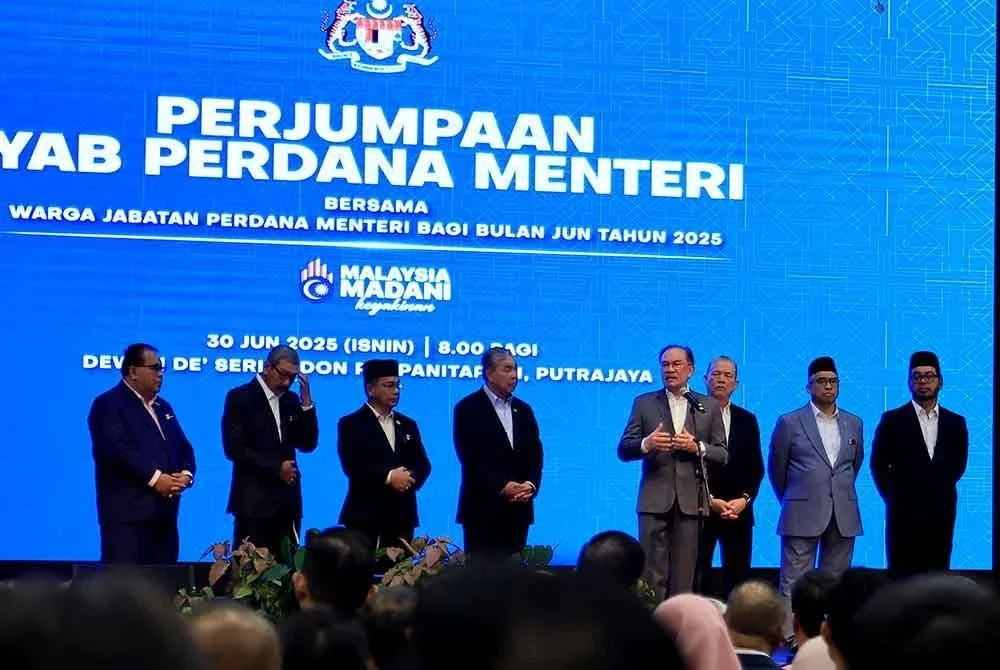 Anwar ketika menyampaikan ucapan semasa hadir pada Perjumpaan Perdana Menteri Bersama Warga Jabatan Perdana Menteri Bagi Bulan Jun di Puspanitapuri hari ini. - Foto: Bernama