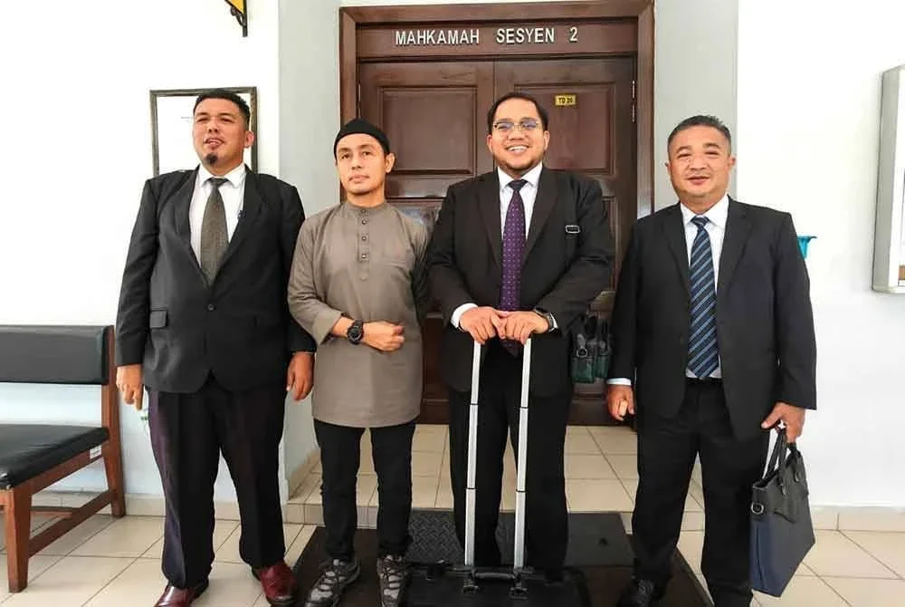 Mohamad Zahid (kiri) bersama dua peguam lain yang mewakili PU Azman (dua dari kiri) berhubung pertuduhan kes amang seksual yang disabitkan ke atasnya sebelum ini.