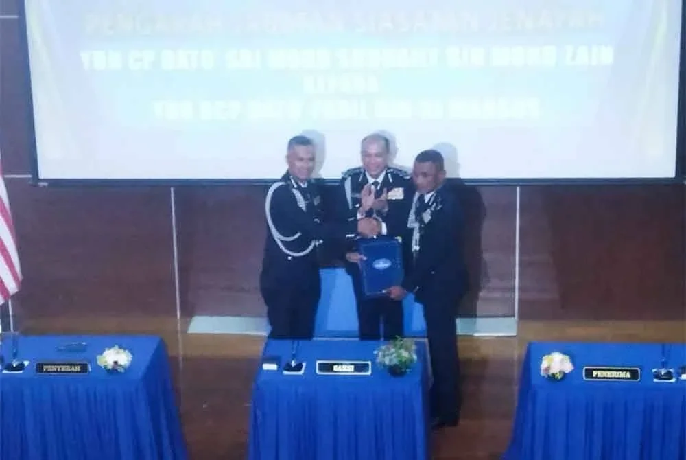 Fadil (kanan) dilantik memangku tugas Pengarah JSJ.