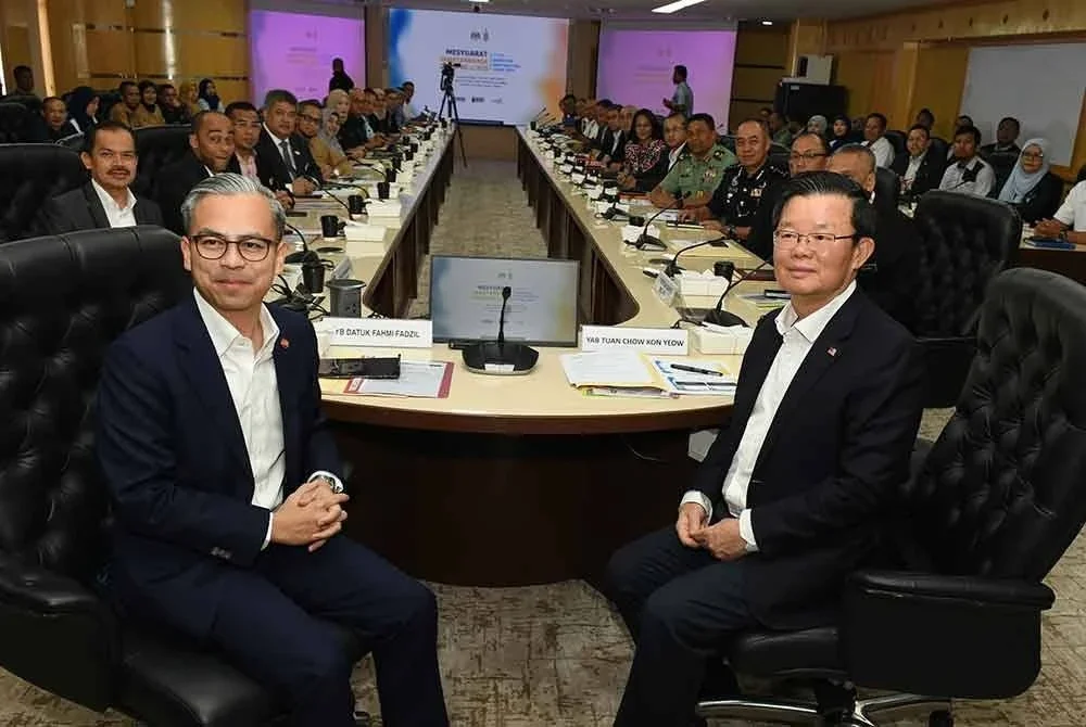 Fahmi (kiri) ketika mempengerusikan mesyuarat jawatankuasa Induk Sambutan Hari Malaysia 2025 Bilangan 1 Tahun 2025 di sini hari ini. - Foto: Bernama