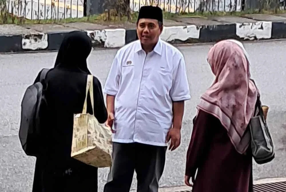 Farid Azhar diperintah membela diri atas pertuduhan melakukan amang seksual fizikal terhadap pelajar perempuan berusia 13 tahun.