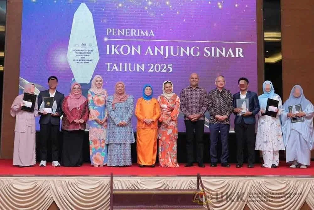 Nancy (enam dari kiri) bersama peserta Program Anjung Sinar dalam Majlis Apresiasi dan Penghargaan Rakan Strategik Program Anjung Sinar 2025 yang berlangsung di sebuah hotel di Pulau Carey, Kuala Langat, Selangor baru-baru ini.