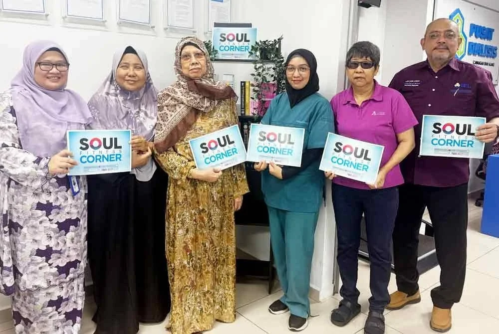Suib (kanan) bersama Marhaini (dua dari kiri) dan kakitangan serta pesakit Pusat Dialisis Perkeso Shah Alam bergambar di sudut Soul Fitness Corner.