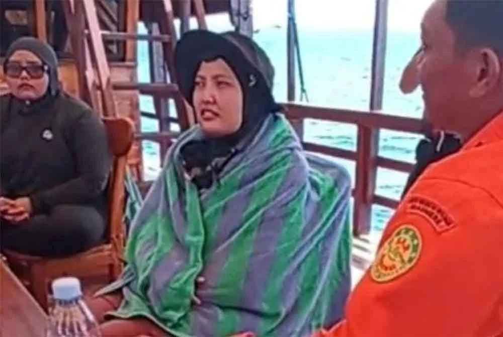 Amirah (tengah) berjaya diselamatkan agensi mencari dan menyelamat nasional Indonesia (Basarnas) selepas dihanyutkan arus deras ketika melakukan aktiviti snorkel di perairan Pulau Gili Lawa, Labuan Bajo, Nusa Tenggara Timur, Indonesia pada Ahad - Foto: DetikBali