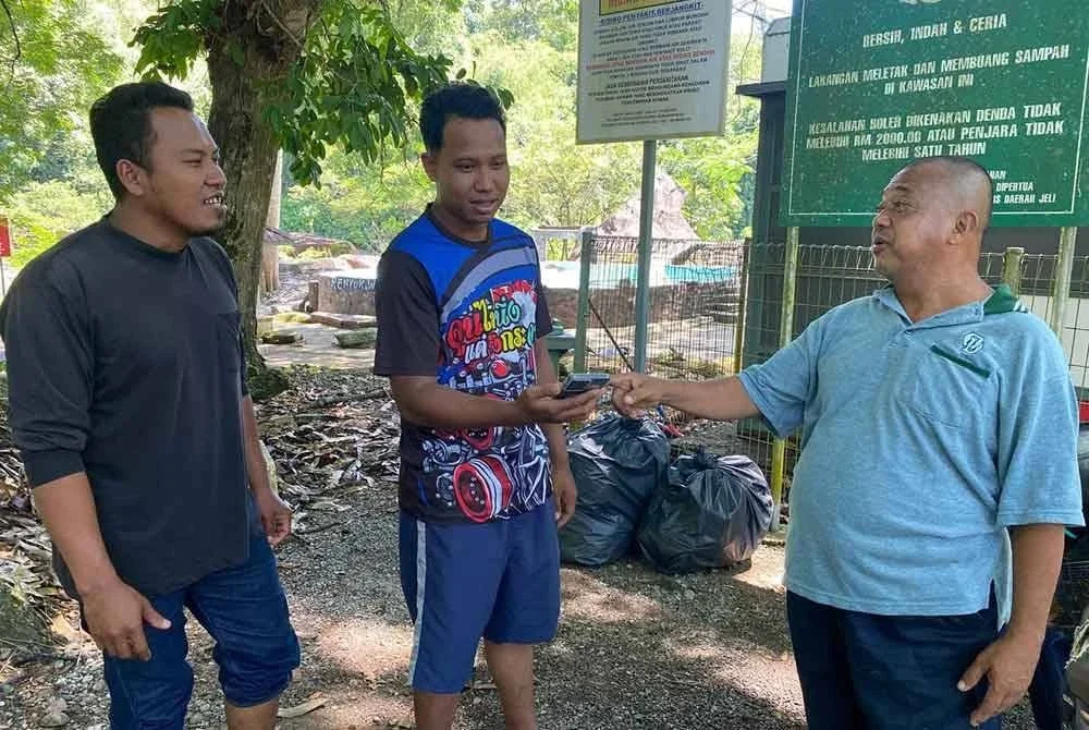 Pengunjung meluahkan rasa kebimbangan mereka berhubung masalah ketiadaan rangkaian talian telefon di Lata Renyuk, Jeli kepada Abu Bakar (kanan).