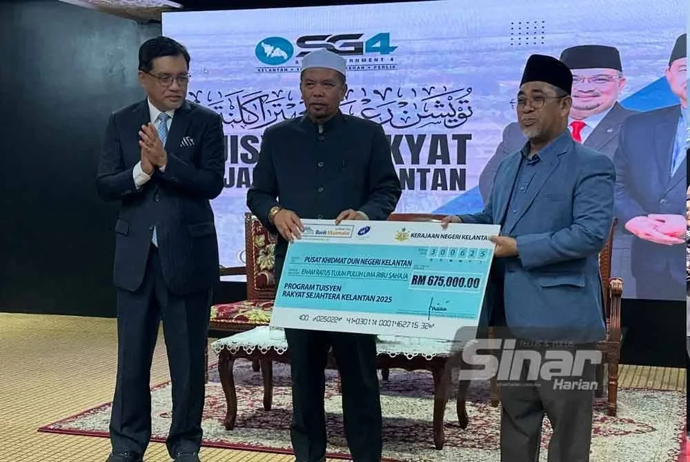 Wan Roslan (tengah) menyempurnakan simbolik perasmian dengan menyentuh skrin tablet.