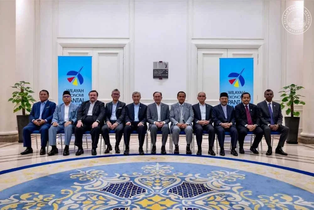 Anwar mempengerusikan mesyuarat Majlis Pembangunan Wilayah Ekonomi Pantai Timur di Putrajaya pada Isnin. Foto Pejabat Perdana Menteri