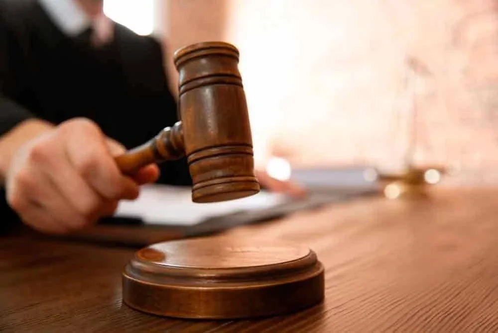 Seorang bekas juruukur Majlis Perbandaran Dungun mengaku tidak bersalah atas tuduhan menyalahgunakan kuasa untuk kontrak RM150,000. Gambar hiasan