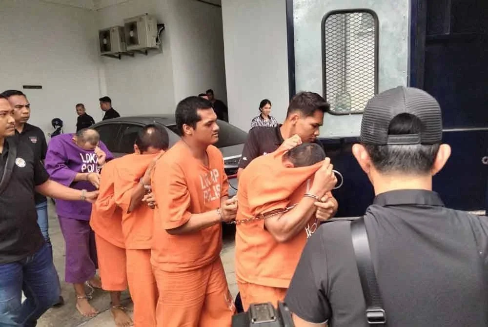 Lima individu yang didakwa lari dari tahanan dibawa keluar mahkamah selepas prosiding pada Isnin.