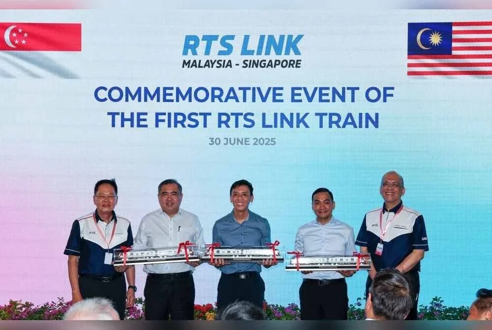 Anthony (dua, kiri) dan Jeffrey (tengah) bersama replika RTS Link 01, pada Majlis Pelancaran Keretapi RTS Johor Bahru-Singapura Link 01 di Singapore Rail Test Centre pada Isnin, Foto Bernama