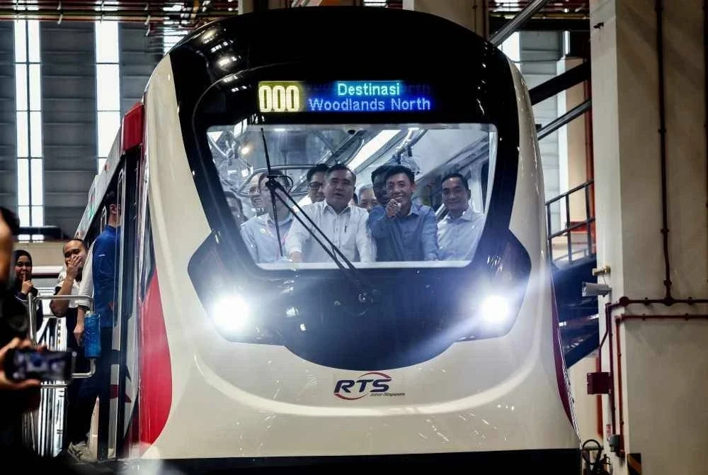 Anthony (depan, kiri) dan Jeffrey Siow (depan dua, kanan) bergambar bersama di dalam gerabak kereta api baharu pada Majlis Pelancaran Keretapi RTS Johor Bahru-Singapura Link 01 di Singapore Rail Test Centre pada Isnin. Foto Bernama