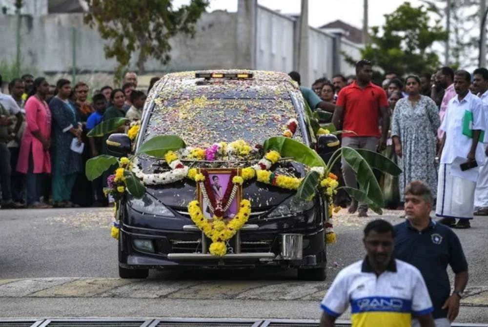 Kenderaan membawa mangsa insiden bot terbalik, mendiang V Vennpani, keluar dari kawasan perumahan selepas upacara keagamaan sempena majlis penghormatan terakhir di kediamannya di Sungai Petani Heights, pada Isnin, Foto Bernama