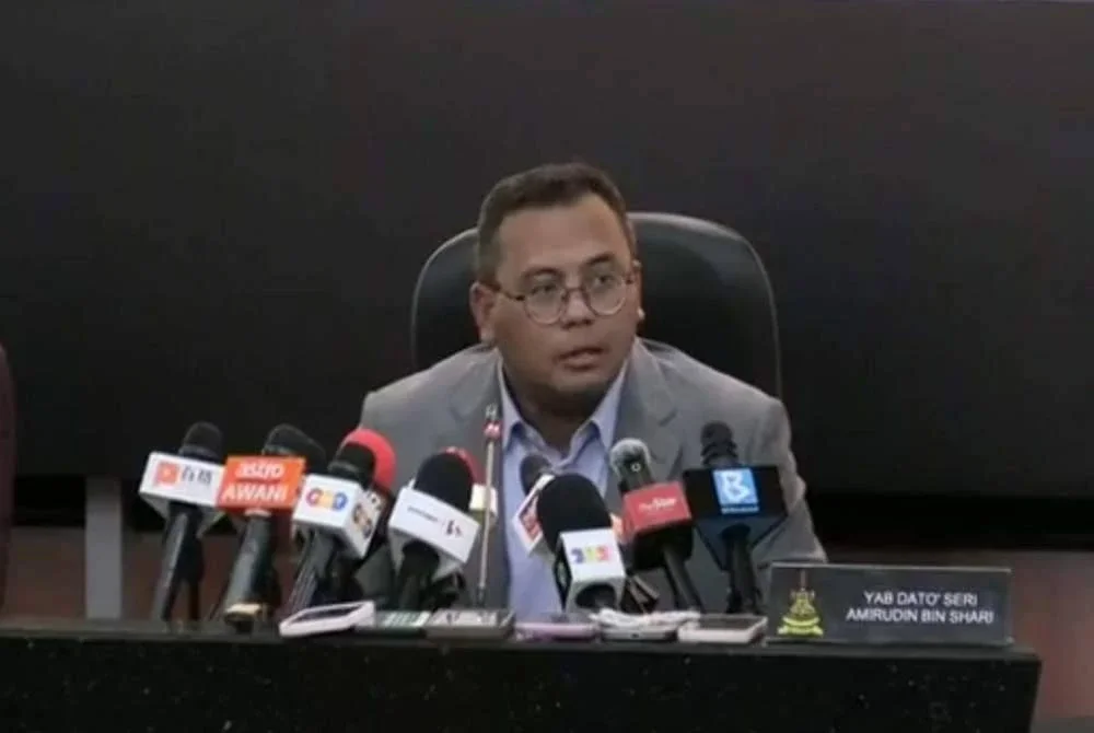 Amirudin pada sidang akhbar khas di Wisma Dewan Annexe, Bangunan SUK di Shah Alam pada Isnin.