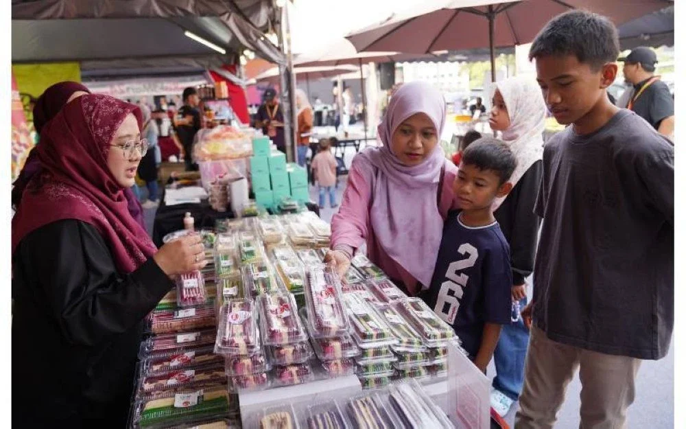 Pengunjung tidak melepaskan peluang membeli kek lapis yang dijual di Karnival Rasa Asli Desa 2025 yang diadakan di Wangsa Walk Mall, Wangsa Maju, Kuala Lumpur pada Jumaat.