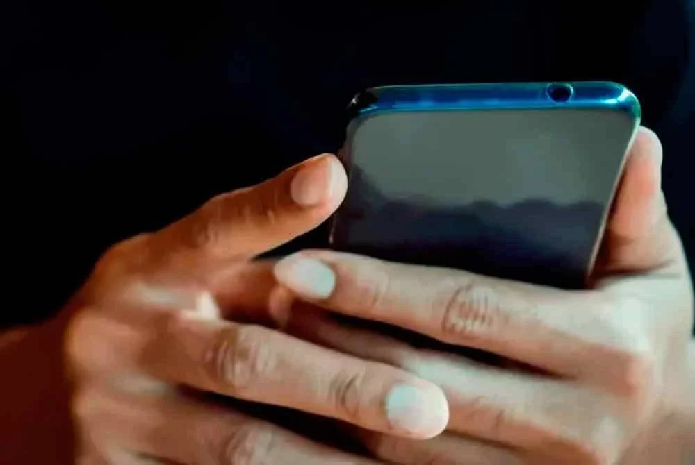 Semakan mendapati telah berlaku 39 kali pengeluaran dari akaunnya ke akaun berbeza, yang semuanya dipercayai berpangkalan di luar negara. Gambar hiasan