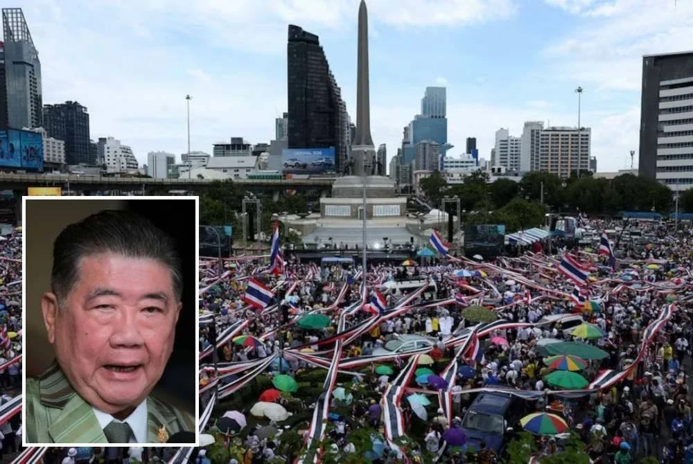 Ribuan penunjuk perasaan antikerajaan berhimpun di Monumen Kemenangan di Bangkok pada akhir minggu lalu bagi menuntut pengunduran Paetongtarn. Gambar kecil: Phumtham