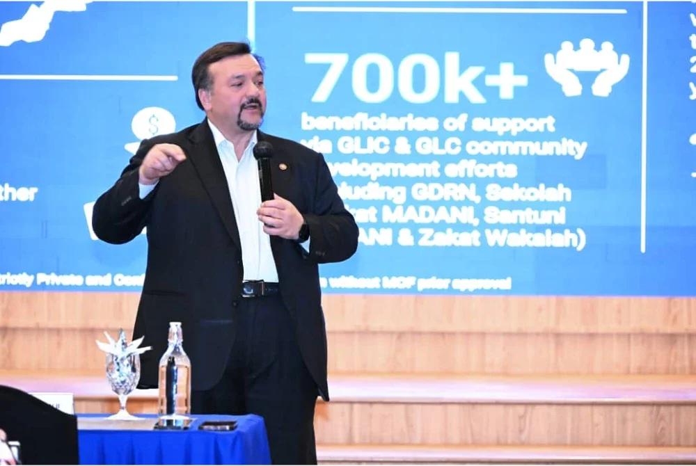 Datuk Seri Amir Hamzah Azizan semasa taklimat khas bersama media di Kementerian Kewangan di Putrajaya pada Isnin.