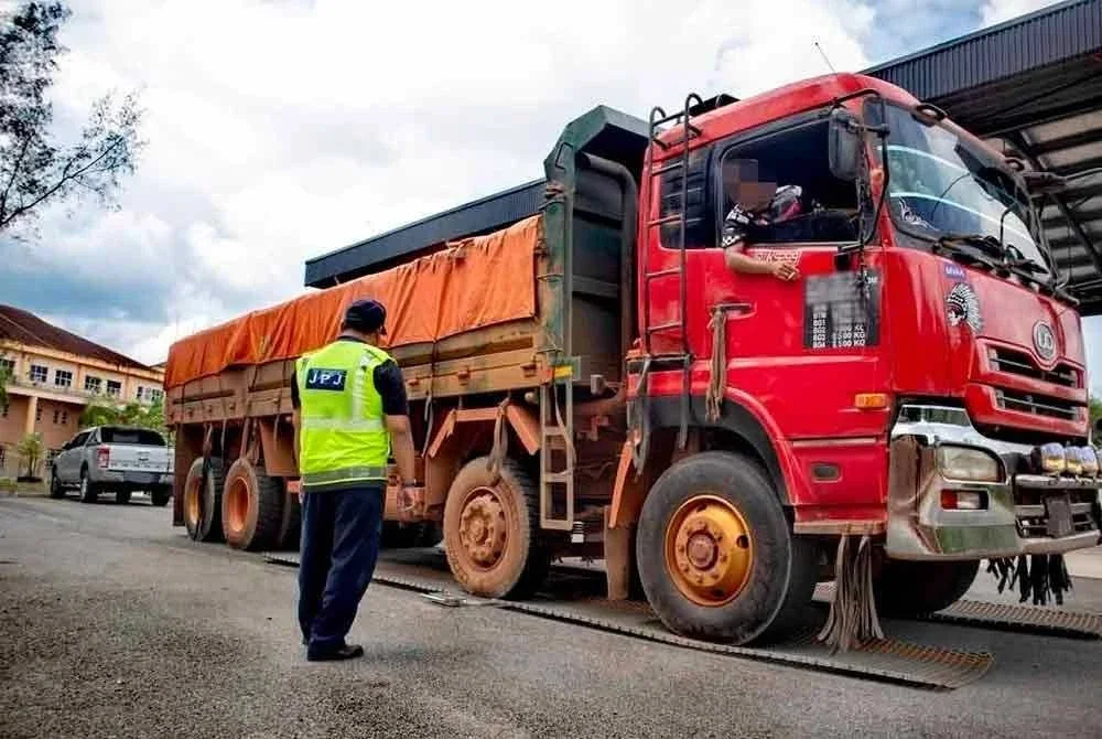 JPJ Pahang turut memberi perhatian terhadap lori kotor dengan sisa galian yang tidak dibersihkan pada operasi khas, Khamis lalu. Foto FB JPJ Pahang
