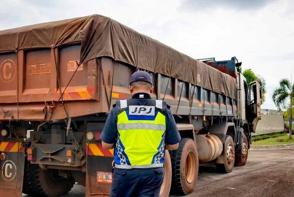 Operasi khas pemeriksaan dan penimbangan terhadap lori membawa bahan galian bauksit yang diadakan di laluan sekitar daerah ini, Khamis lalu. Foto FB JPJ Pahang