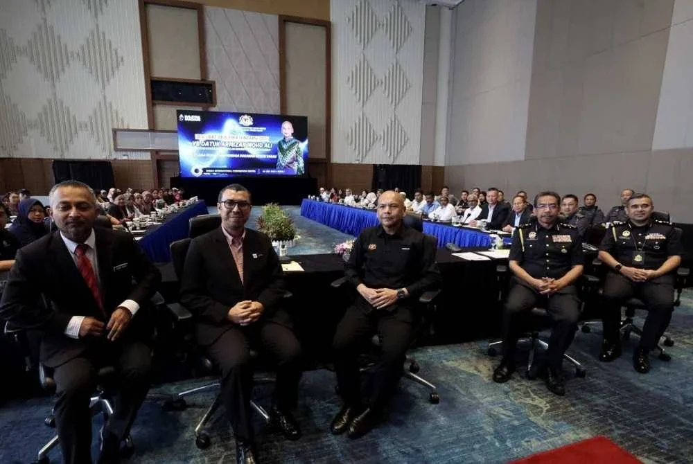 Armizan (tiga, kiri) ketika mempengerusikan perjumpaan dengan persatuan peniaga makanan Sabah di Pusat Konvensyen Antarabangsa Sabah pada Isnin. Foto Bernama