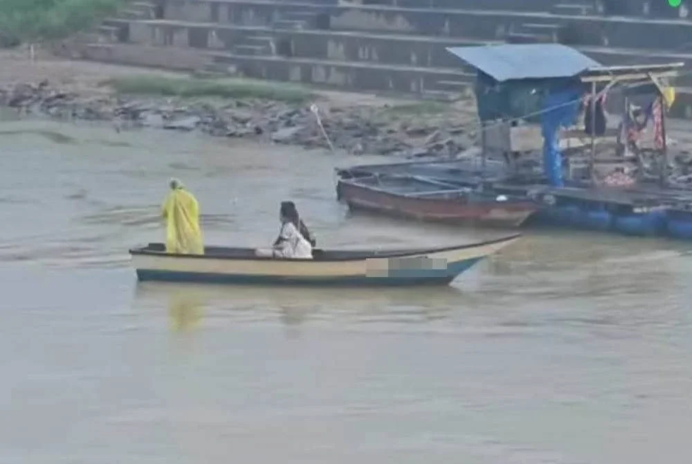 PGA menahan empat individu yang merentas sempadan menggunakan pangkalan haram di Sungai Golok, Rantau Panjang pada Jumaat dan Sabtu. Foto PGA 