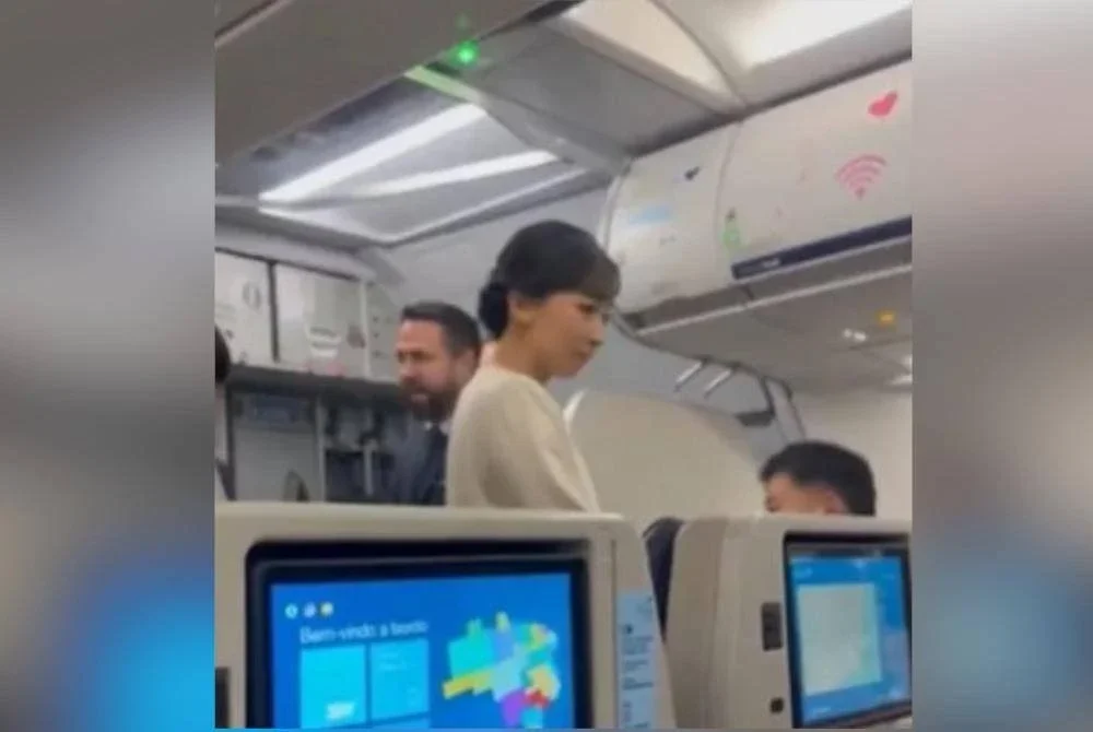 Sosok puteri jelita itu dirakamkan penumpang lain yang turut berada di kabin bersama beliau. Foto Agensi