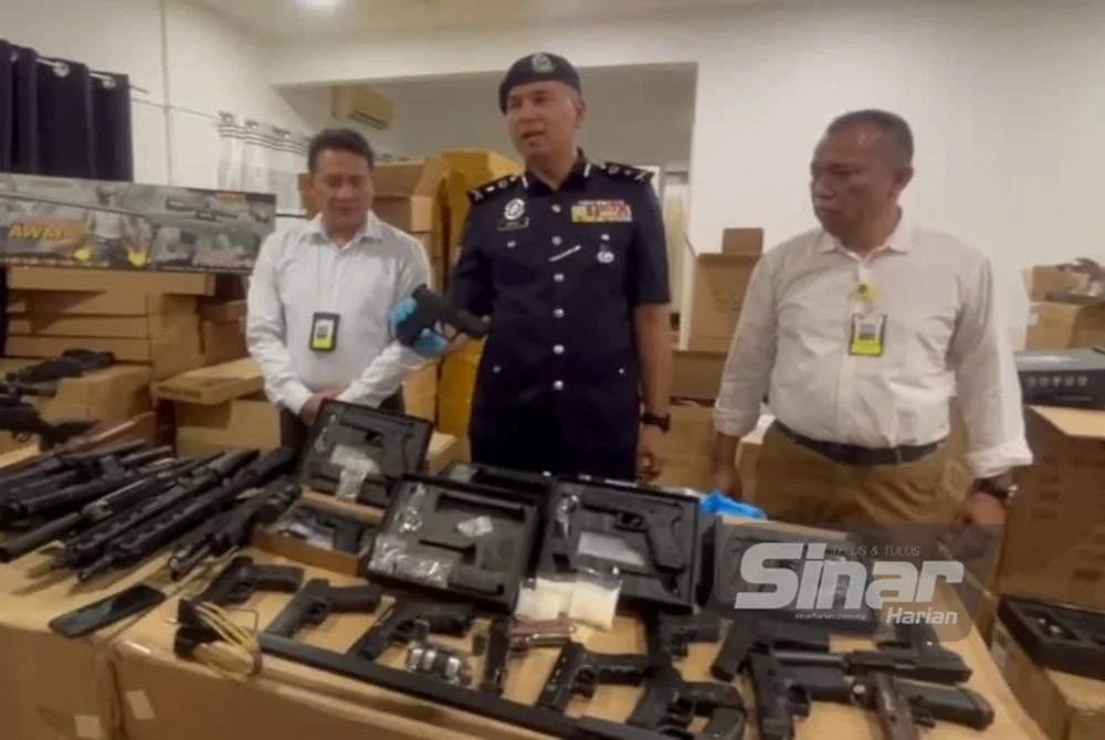 Zairulnizam menunjukkan sepucuk pistol tiruan yang dirampas di sebuah rumah di Segambut, Kuala Lumpur pada Isnin. 