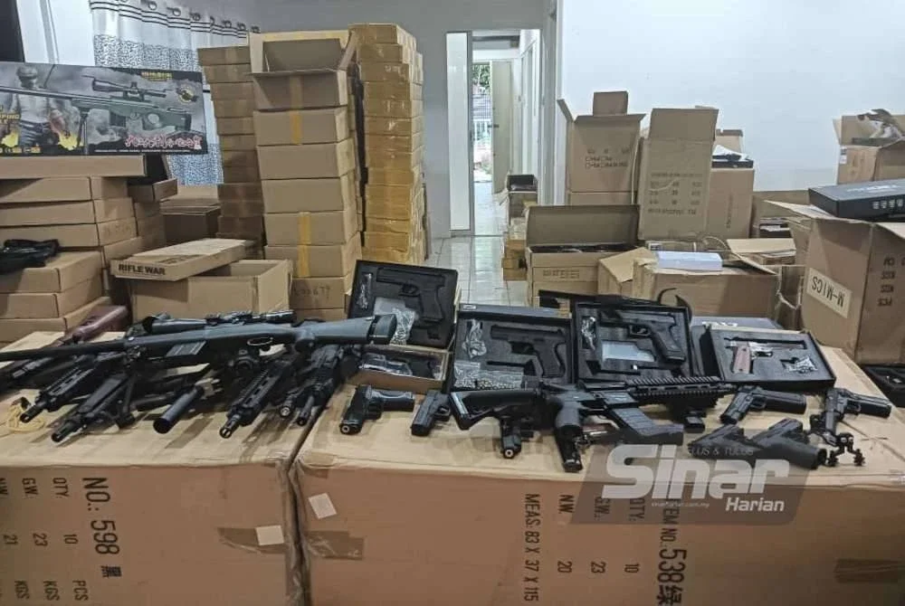 Sebahagian senjata api tiruan yang dirampas pihak polis semasa serbuan di sebuah rumah di Segambut, Kuala Lumpur pada Isnin.