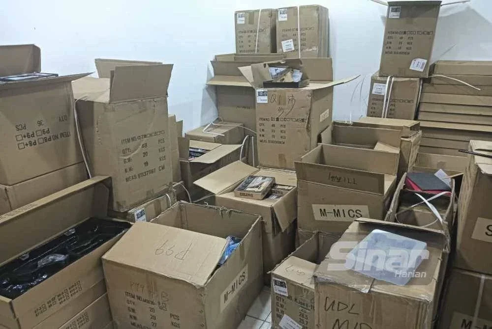 Semua senjata api tiruan tersebut disimpan di rumah terbabit untuk tujuan pembungkusan semula sebelum dijual secara terbuka dalam talian melalui media sosial.