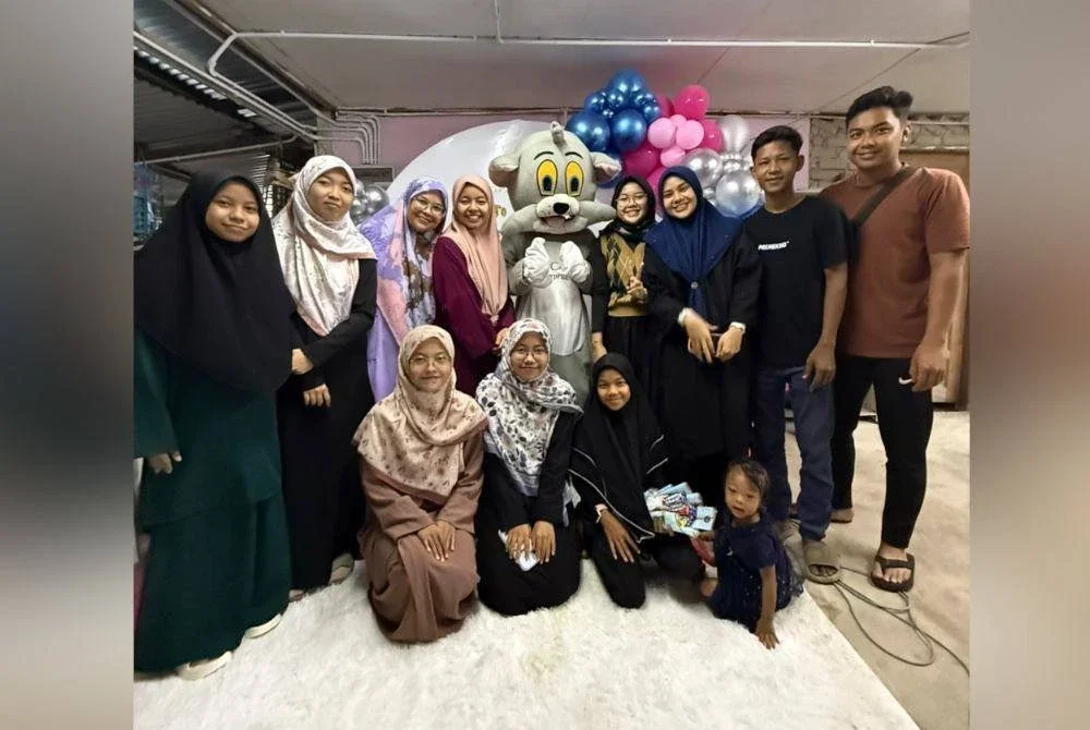 Mohamad Hilmi memakai kostum arnab untuk membuat kejutan kepada ibu bapanya.