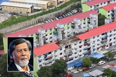 Keadaan bumbung di Flat Taman Tun Sardon yang diterbangkan angin dalam kejadian ribut awal pagi Ahad. Gambar kecil: Profesor Datuk Dr Azizan Abu Samah