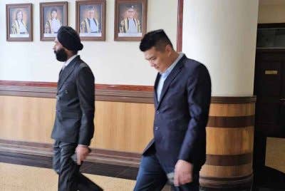 Ahli perniagaan bergelar 'Datuk' tiba di pekarangan Kompleks Mahkamah Kota Kinabalu bagi menghadiri pertuduhan dakwaan rasuah melibatkan lesen perlombongan di Sabah