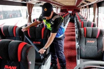 Jabatan Pengangkutan Jalan (JPJ) mewajibkan pemasangan dan pemakaian tali pinggang keledar bagi semua bas ekspres dan bas persiaran bermula 1 Julai ini.