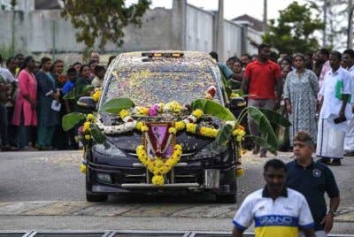 Kenderaan membawa mangsa insiden bot terbalik, mendiang V Vennpani, keluar dari kawasan perumahan selepas upacara keagamaan sempena majlis penghormatan terakhir di kediamannya di Sungai Petani Heights, pada Isnin, Foto Bernama
