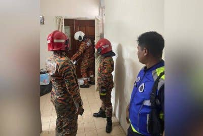 Polis terpaksa memohon bantuan daripada pihak bomba untuk memecah masuk rumah tersebut kerana pintunya berkunci. 