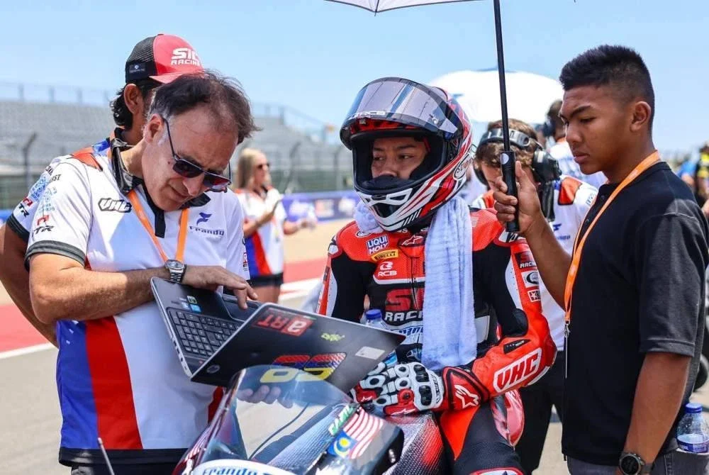 Hakim Danish (kanan) memberi banyak petua buat Qabil Irfan (tengah) dalam saingan ESBK di Aragon. Foto FB ZK Racing.