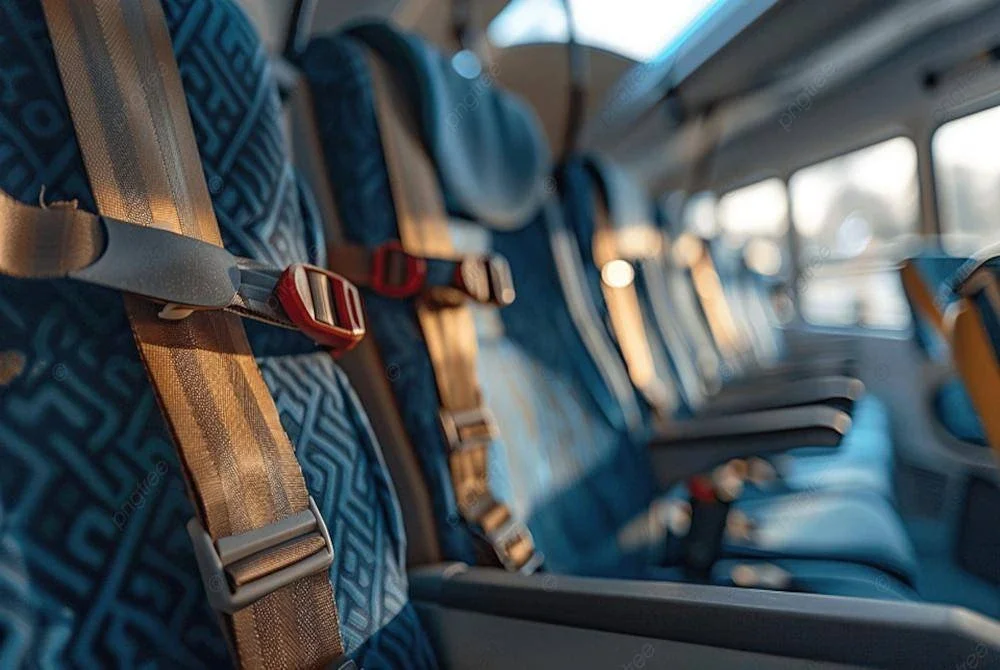 Mulai hari ini, bukan sahaja pemandu, malah penumpang bas ekspres dan persiaran sudah mula diwajibkan memakai tali pinggang keledar.Gambar hiasan.