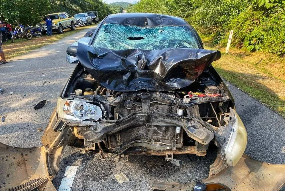 Keadaan kereta yang remuk akibat kemalangan di KM27 Jalan Bera-Mayam pada Isnin. Foto ihsan PDRM
