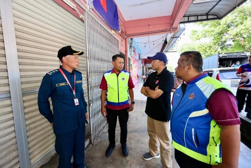 Mohd Jafni (dua dari kanan) ketika serbuan di beberapa premis yang dipecayai beroperasi secara haram di daerah Kulai.