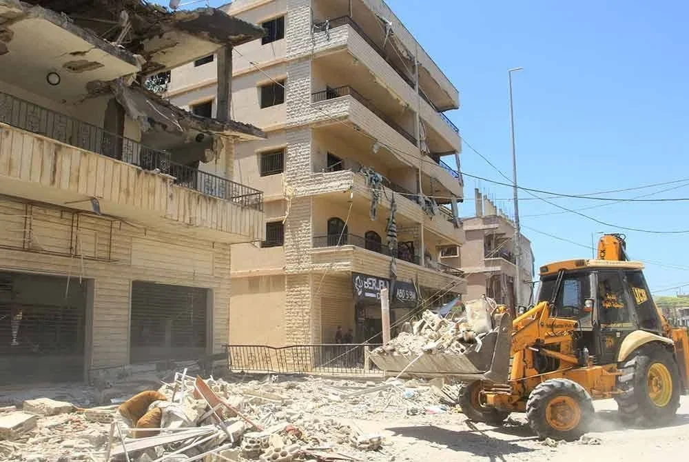 Jentera digunakan untuk membersihkan runtuhan bangunan susulan serangan Israel di Nabatieh di selatan Lebanon pada 27 Jun lalu. Foto AFP