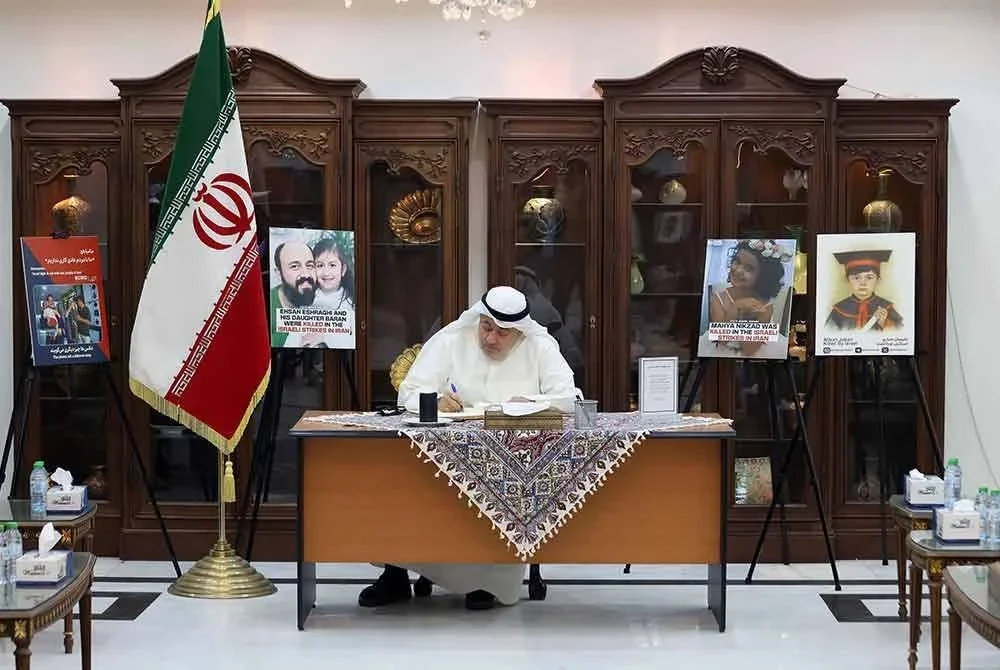 Warga Kuwait menulis ucapan takziah kepada mangsa serangan Israel di Iran dalam sebuah buku di kedutaan Iran di Kuwait pada Isnin. Foto AFP