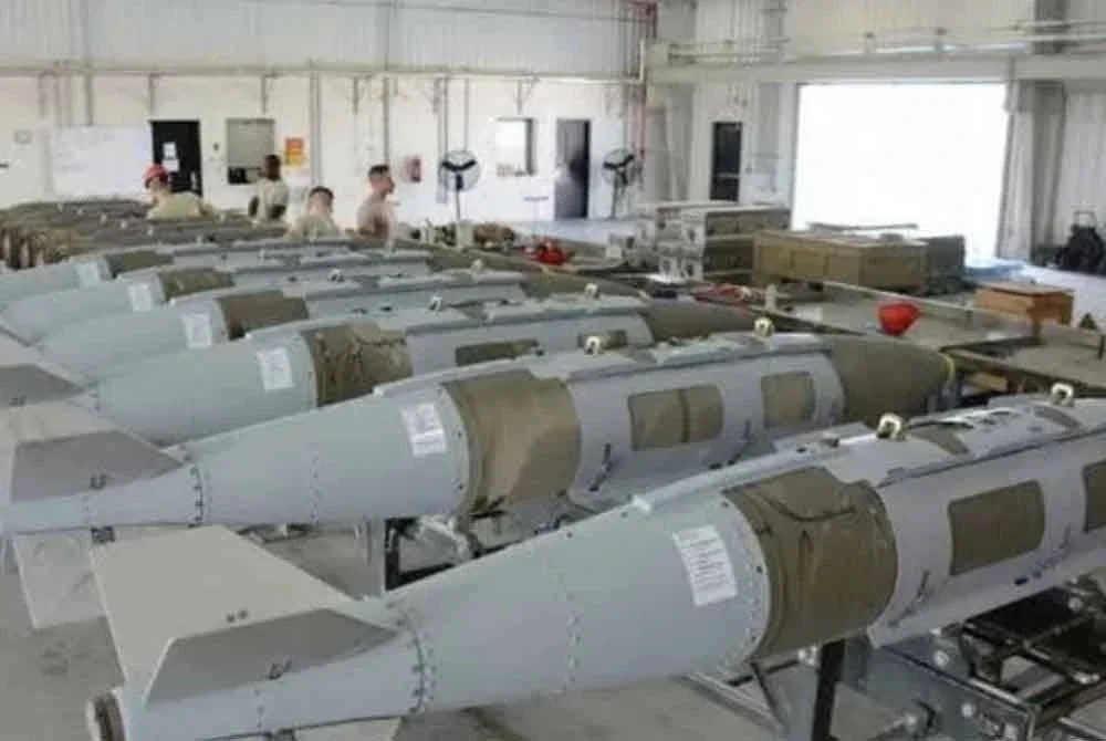 Pakej jualan tersebut merangkumi lebih 7,000 unit Joint Direct Attack Munition (JDAM) - sistem panduan yang mengubah bom konvensional menjadi senjata berpandu tepat. - Foto X/@SuppressedNws