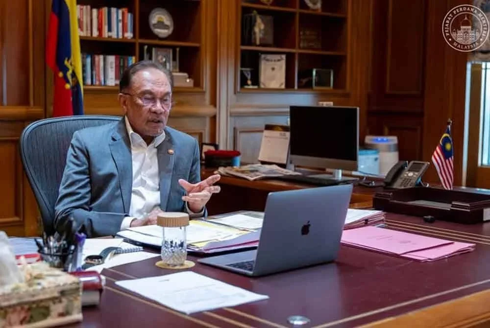 Anwar semasa panggilan video bersama Jeremy Corbyn.pada Isnin. FATH RIZAL/Pejabat Perdana Menteri.
