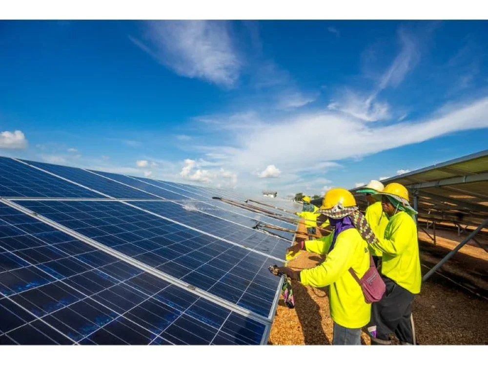 Peralihan ke arah tenaga lebih bersih adalah faktor utama mendorong pengeluar tenaga dan industri berat mengubah cara mereka beroperasi serta siapa yang mereka ambil bekerja.