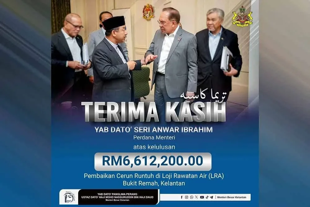 Mohd Nassuruddin (dua dari kiri) merakamkan ucapan terima kasih kepada Anwar (dua dari kanan) yang meluluskan peruntukan lebih RM6.6 juta untuk kerja-kerja membaik pulih cerun runtuh di LRA Bukit Remah, Tanah Merah.