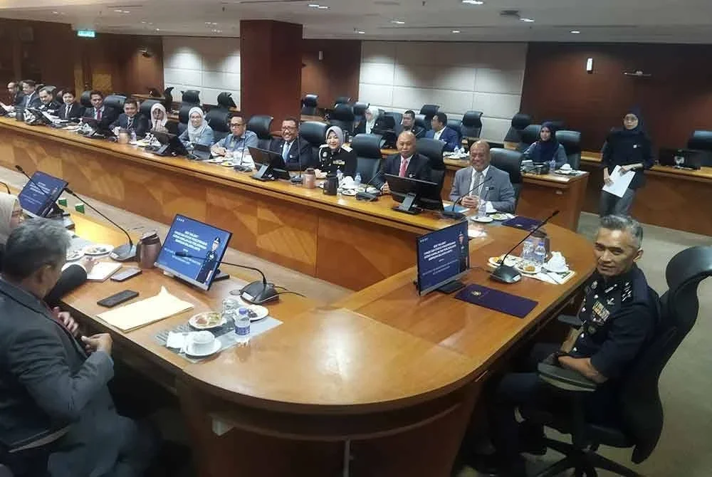 Mohd Shuhaily mendengar taklimat berkaitan AKPS pada Selasa.