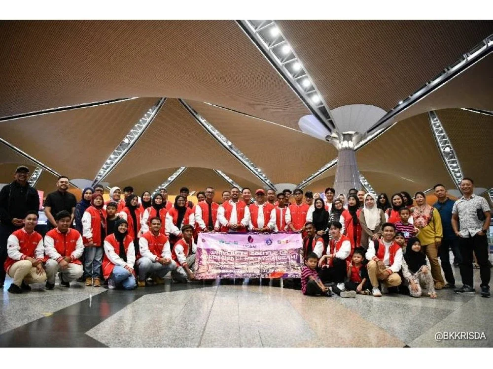 Pengerusi Pihak Berkuasa Kemajuan Pekebun Kecil Perusahaan Getah (RISDA), Manndzri Nasib (tengah) bersama-sama peserta Program TVET MCI@RISDA di KLIA, pada Ahad.