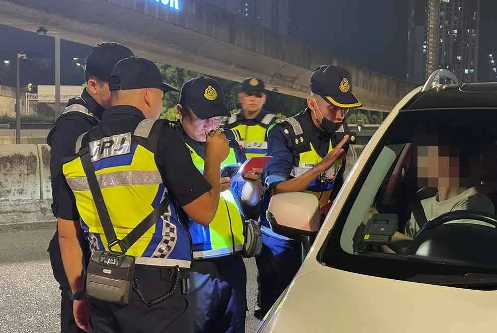 Anggota JPJ memeriksa dokumen pemilik kenderaan yang didapati belum memasang dan mengaktifkan teknologi Identifikasi Frekuensi Radio (RFID) sempena penguatkuasaan sepenuhnya VEP.