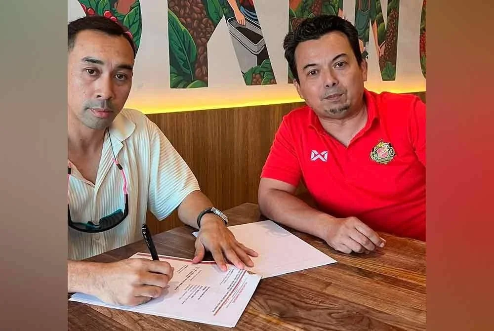 Nik Hafiz Naim (kanan) bersama Mat Yo yang dibawa masuk bagi memperkuatkan KRW FC dalam mengharungi saingan Liga A1 Semi-Pro 2025/26.