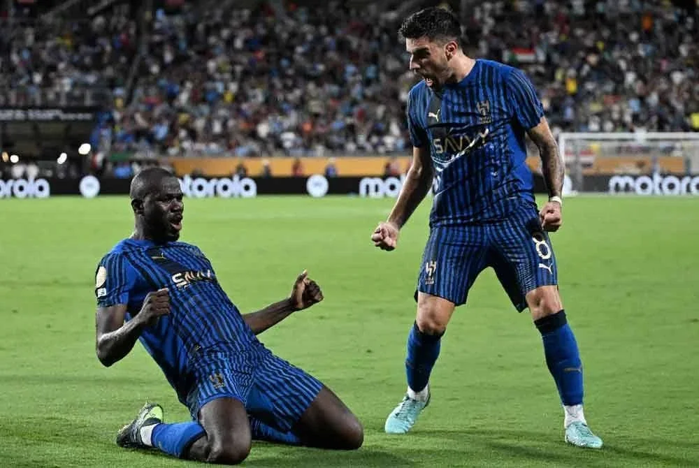 Koulibaly (kiri) meraikan jaringan bersama Neves selepas meledak gol kega ketika Al-Hilal berdepan Manchester City dalam Pusingan 16 Piala Dunia Kelab di Orlando. Foto AFP